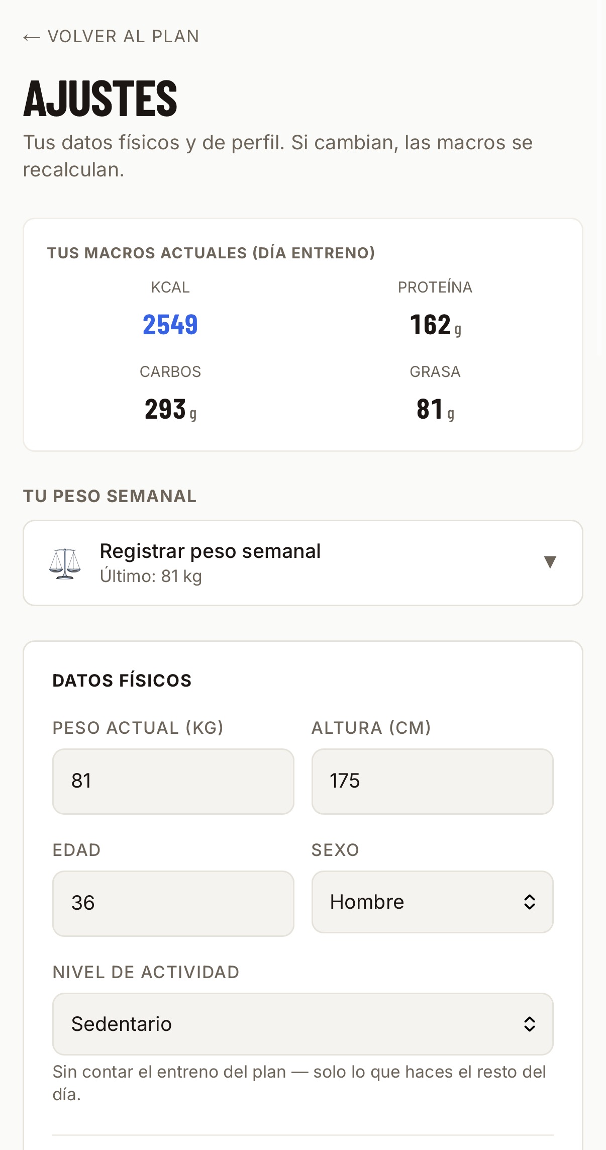 Cada lunes, 1 minuto — Te pesas en ayunas y metes el dato. El sistema lo cruza con tu objetivo y recalc